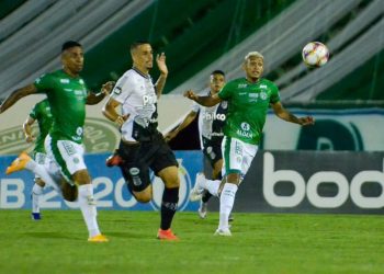 Jogadores de Ponte Preta e Guarani disputam lance no último Dérbi, em janeiro, pela Série B - Foto: Ponte Press/Álvaro Jr.