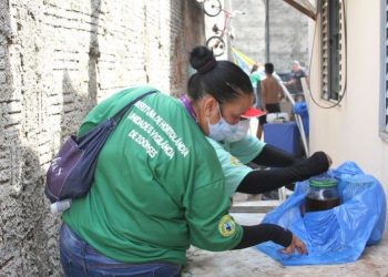Agentes visitam casa à procura de criadouros do Aedes Aegypti: cidade tem primeira morte no ano pela dengue - Foto: Divulgação/Prefeitura de Hortolândia