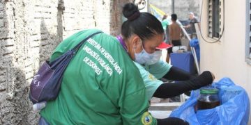 Agentes visitam casa à procura de criadouros do Aedes Aegypti: cidade tem primeira morte no ano pela dengue - Foto: Divulgação/Prefeitura de Hortolândia