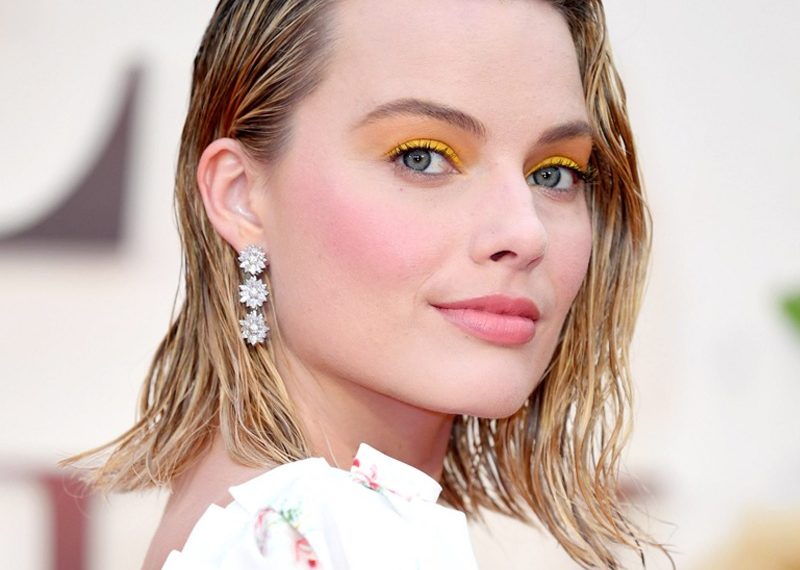 Na maquiagem, a forma mais fácil de apostar nos tons sem errar é usá-los para realçar o olhar, como feito pela atriz Margot Robbie que optou pelo amarelo