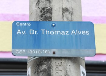 Placa que identifica a Rua Thomaz Alves, no Centro de Campinas
Foto: Leandro Ferreira/Hora Campinas