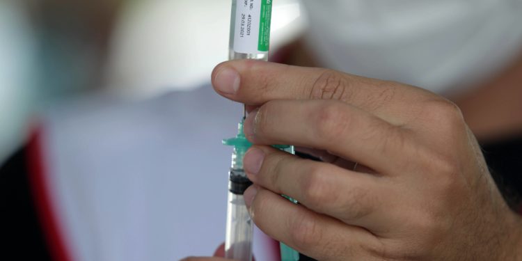 A vacinação dos profissionais da educação está programada para começar em 12 de abril. Foto: Leandro Ferreira/Hora Campinas