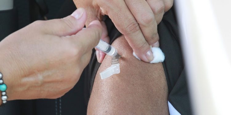 A vacinação contra a Covid-19 segue em Campinas nesta terça (20) para pessoas a partir dos 67 anos
