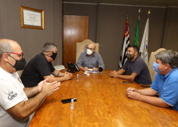 O prefeito Dário Saadi (ao fundo) se reune com representantes da associação de bares e restaurantes. Foto: Divulgação