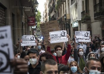 Manifestantes reunidos em Barcelona cobram punição para os policiais envolvidos na morte de George Floyd Foto: Pedro Mata/Fotomovimiento