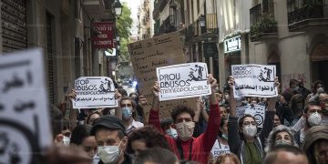 Manifestantes reunidos em Barcelona cobram punição para os policiais envolvidos na morte de George Floyd Foto: Pedro Mata/Fotomovimiento