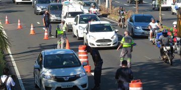 Barreiras inibem invasão a cidades da região no fim de semana