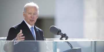 Biden dobra meta de vacinação nos Estados Unidos