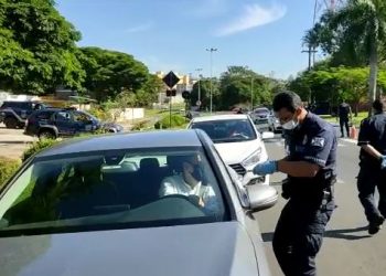 Na entrada de Jaguariúna, equipe faz abordagem de veículos - Foto: Divulgação