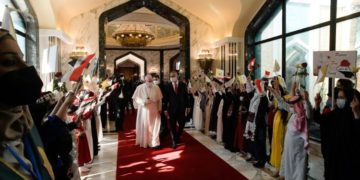 Após visita de três dias, papa Francisco deixa o Iraque