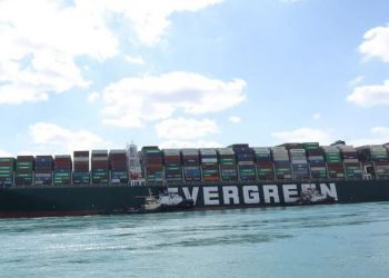 Porta-contêineres gigante continua encalhado no Canal de Suez