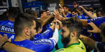 Vôlei Renata treina forte para a estreia nas semifinais