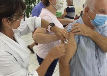 Idoso é vacina em Valinhos: secretaria se mostra preocupada com o número de pessoas que não fizeram o agendamento para receberem a segunda dose. Foto: Divulgação