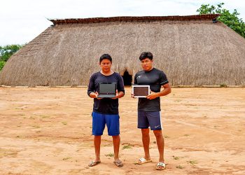Equipamentos foram entregues a Yanapa Mehinaku Kaikuru e Ahuagu Kuikuro, estudantes  da Aldeia Afukuri, da etnia Kuikuro, no Mato Grosso.  Foto: Felipe Martins