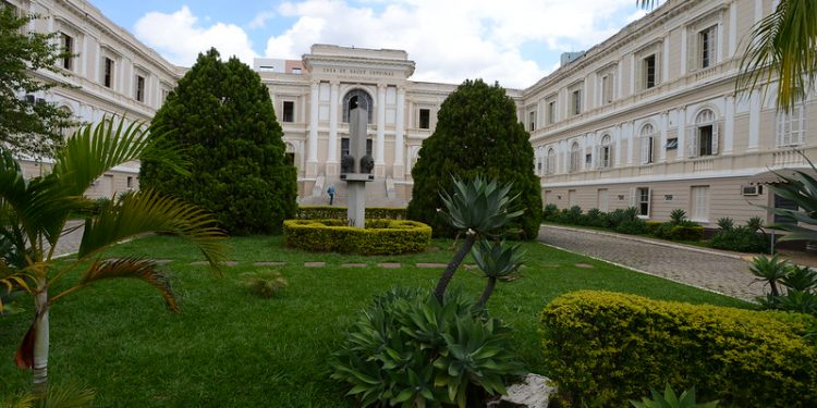 Prédio da Casa de Saúde vê a história passar – e se repetir