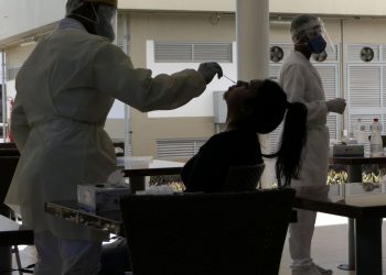 Jovem faz teste para detecção da Covid-19 em Brasília: escalada da doença entre os mais jovens Foto: Roque de Sá/Agência Senado