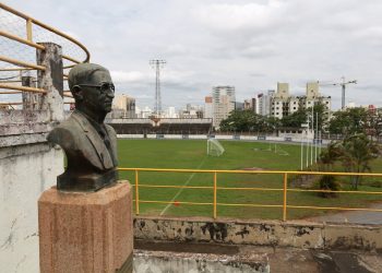 Campo da Mogiana, localizado no Botafogo, e o busto em homenagem a Horácio Antônio da Costa - Foto: Leandro Ferreira/Hora Campinas