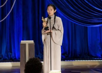 Chloé Zhao com o Oscar de melhor direção. Foto: Reprodução
