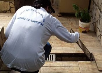 Agente faz vistoria em imóvel da cidade - Foto: Divulgação/ Prefeitura de Sumaré