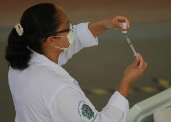 Equipe do programa de imunização se prepara para vacinar portadores de comorbidades - Foto: Leandro Ferreira/Hora Campinas
