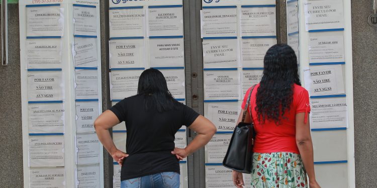 Mulher olha anuncio de emprego na rua Conceição no centro de Campinas.
Foto: Leandro Ferreira/Hora Campinas