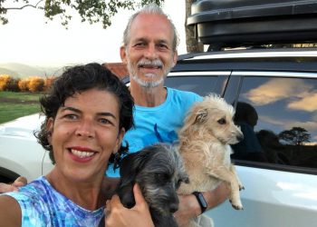 A professora e pesquisadora Juliana Venturelli, o marido Luiz Bernal e os dois cachorros da família: vivência das coisas do cotidiano - Fotos: Juliana Venturelli