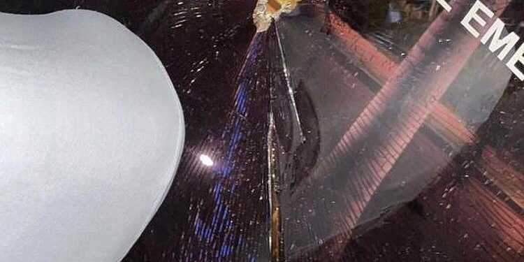 Vidro estilhaçado do ônibus da Ponte, após ataque de torcedore depois da derrota no Majestoso, nesta terça-feira: atletas repudiaram agressão Foto: Instagram/Reprodução