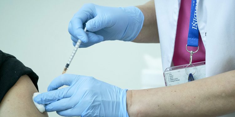 Segundo a pesquisa, a vacinação alcançou faixas etárias abaixo dos 60 anos em quase todos os municípios. Foto: Divulgação