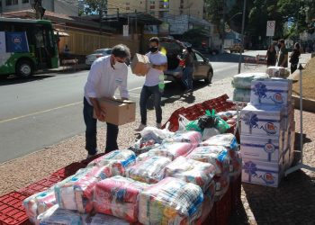 Voluntários organizam os donativos recebidos no "Dia D" da campanha Campinas Sem Fome -  Foto: Leandro Ferreira/Hora Campinas