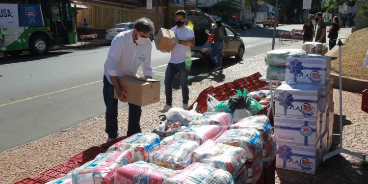 Voluntários organizam os donativos recebidos no "Dia D" da campanha Campinas Sem Fome -  Foto: Leandro Ferreira/Hora Campinas