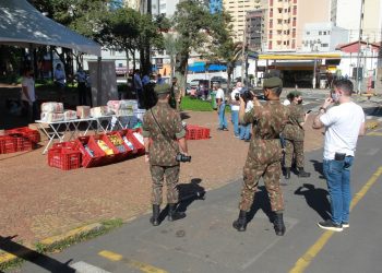 Militares têm ajudado no esquema de recepção e destinação dos donativos no posto avançado do Paço Municipal Foto: Leandro Ferreira/Hora Campinas
