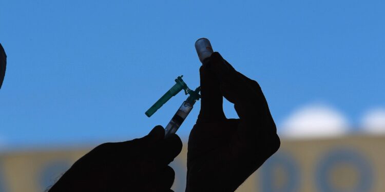 Média de mortes por Covid-19 no País recua pelo terceiro dia