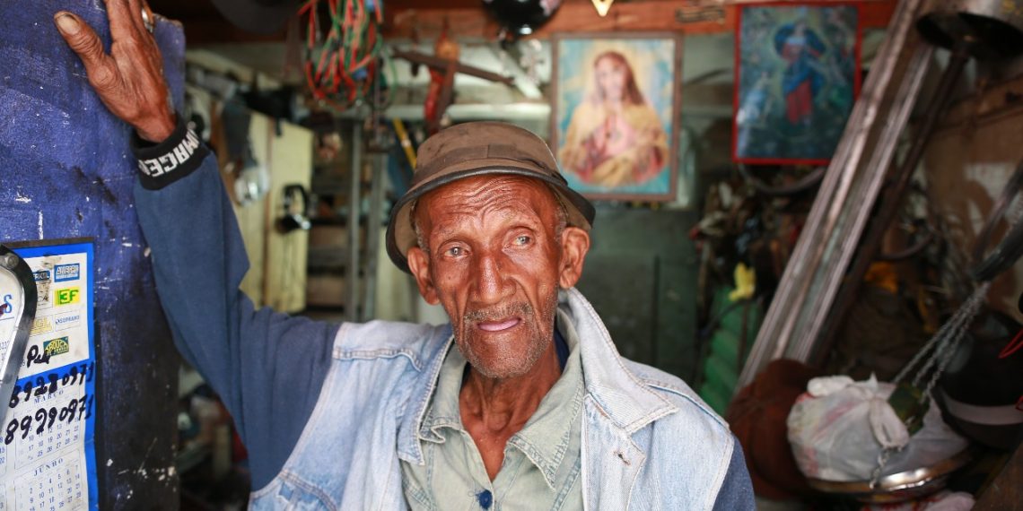 'Maringá Famoso' foi servente de pedreiro, engraxate e vendedor até passar a trabalhar com conserto de portas de aço. Fotos: Leandro Ferreira/Hora Campinas