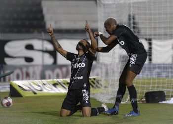 Comemoração de Moisés e  e João Veras, autores dos gols da vitória da Macaca em cima do Santos. Foto: Ponte Preta Press/Álvaro Jr.