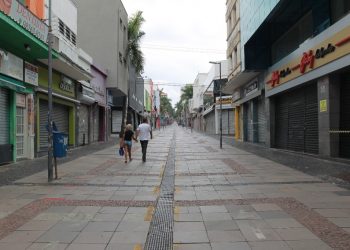 Rua 13 de Maio, Centro de Campinas, teve poucas lojas abertas neste domingo - Fotos: Leandro Ferreira/Hora Campinas