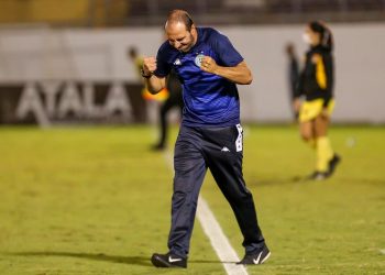 Técnico do Guarani vibra com a vitória do time - Fotos: Foto: Thomaz Marostegan/Guarani FC