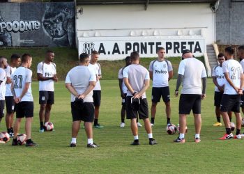 Jogadores da Ponte se reúnem durante treino no CT do Jardim Eulina. Foto: Ponte Press/Diego Almeida