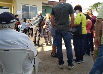 Pessoas esperam do lado de fora do Círculo Militar para se vacinar contra a Covid-19. Foto: Divulgação