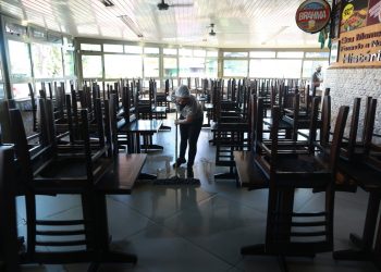 Funcionária faz limpeza de restaurante: conforme pesquisa, setor ainda enfrenta dificuldades - Foto: Leandro Ferreira/ Hora Campinas