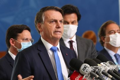 Bolsonaro relança programa de redução de salários e jornada