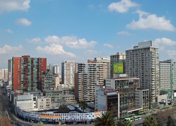 Chile chega a 1 milhão de casos de Covid-19 e fecha fronteiras