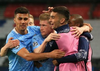 Jogadores do Manchester City comemoram o gol em cima do PSG. Foto: Uefa