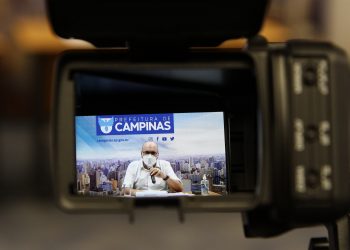 O prefeito de Campinas, Dário Saadi , durante entrevista coletiva na sexta-feira (16), em que anunciou medidas de combate ao coronavírus. Foto: Divulgação\ PMC