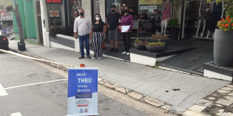 Vinhedo usa vagas de estacionamento para drive-thru