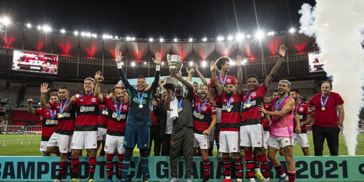 Jogadores do Flamengo comemoram título conquistado na noite deste sábado, no Maracanã. Foto \ AB
