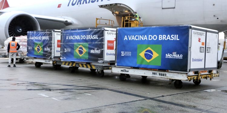 Carregamento com o insumo para a produção da vacina contra o coronavírus é desembarcado no aeroporto de Guarulhos Foto: Divulgação