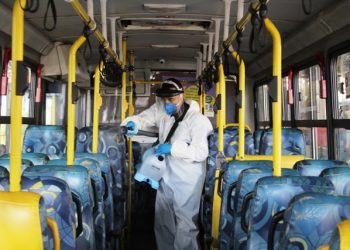 Técnico realizada desinfecção de ônibus - Foto: Divulgação
