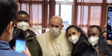 O papa Francisco fez questão de cumprimentar todos da equipe de imunização. Foto: Vaticano News