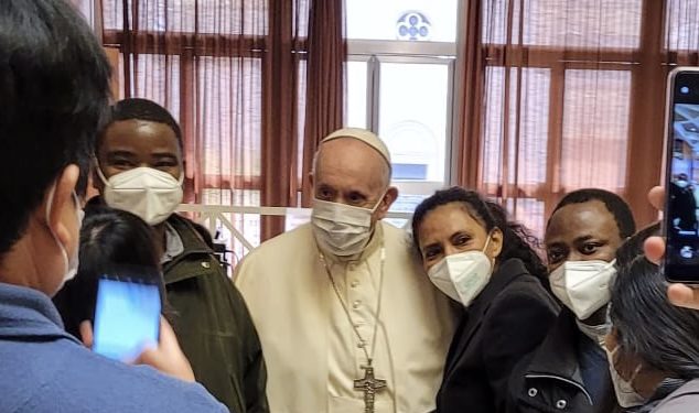 O papa Francisco fez questão de cumprimentar todos da equipe de imunização. Foto: Vaticano News