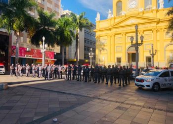 Policia Militares em frente a Catedral Metropolitana de Campinas, no início da ação. Foto: Divulgação